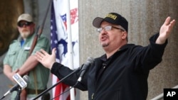 Stewart Rhodes, le fondateur de Oath Keepers, prend la parole lors d'un rassemblement pour les droits des armes à feu au Connecticut State Capitol à Hartford, dans le Connecticut, le 20 avril 2013.