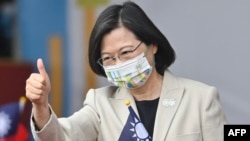 Presiden Taiwan Tsai Ing-wen mengacungkan jempolnya ketika tiba di upacara Hari Nasional Taiwan di Taipei, pada 10 Oktober 2022. (Foto: AFP/Sam Yeh)