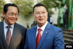 លោក ​ឌិត ទីណា រដ្ឋ​មន្ត្រី​ថ្មី​នៃ​ក្រសួងកសិ​កម្ម​ (​ស្តាំ) ឈរ​ជាមួយរដ្ឋ​មន្ត្រី​ក្រសួង​យុត្តិ​ធម៌លោក ​កើត រិទ្ធ​ ដែល​បាន​ចូល​រួម​ពិធី​ផ្ទេរ​តំណែងដល់រូប​លោកនៅទីស្តី​ការ​ក្រសួង​កសិកម្ម​រុក្ខាប្រមាញ់ និង​នេសាទ​នៅថ្ងៃទី១៧ ខែ​តុលា ឆ្នាំ ២០២២។ (លាស់ លីបលីប/វីអូអេ)