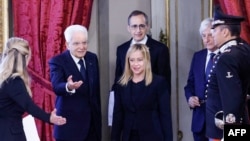 조르자 멜로니(가운데) 이탈리아 신임 총리가 22일 세르조 마르텔라 이탈리아 대통령(가운데 왼쪽)의 안내를 받으며 취임선서를 하기 위해 대통령 관저에 들어서고 있다. 