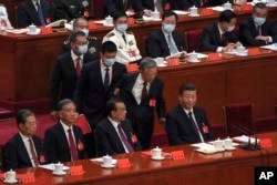 2022年10月22日，在北京人民大会堂举行的中共二十大闭幕式上，前中共总书记胡锦涛被警卫扶着离席。