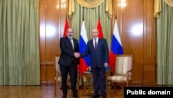 Vladimir Putin və Nikol Paşinyan (Foto Rusiya prezidentinin rəsmi saytındandır)