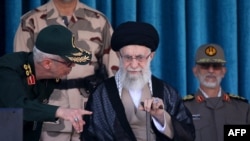 Pemimpin tertinggi Iran Ayatollah Ali Khamenei menghadiri acara wisuda taruna pasukan militer Iran yang digelar di Teheran, pada 3 Oktober 2022. (Foto: AFP/ HO/ KHAMENEI.IR)
