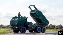 Raketni sistem visoke mobilnosti (HIMARS) u funkciji tokom vojnih vežbi na aerodromu Spilve u Rigi, Letonija, 26. septembar, 2022. (Foto:AP/Roman Koksarov)