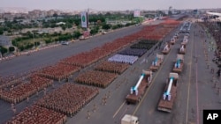 Parade militer pasukan Houthi dan persenjataan di jalan protokol Ibu Kota Yaman, Sanaa, 21 September 2022. (Foto: Ansar Allah Media via AP)