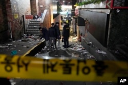 29일 핼러윈을 앞두고 인파가 몰리면서 대규모 인명 피해가 발생한 서울 이태원에서 경찰이 사고 발생 현장을 조사하고 있다.