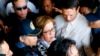 Senator oposisi Filipina Leila de Lima, tengah, ditahan sehari setelah surat perintah penangkapannya dikeluarkan oleh pengadilan regional, 24 Februari 2017, di Kota Pasay, selatan Manila, Filipina. (Foto: AP)