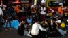 Para petugas SAR dan damkar menolong korban cedera akibat berdesakan di lokasi pesta Halloween in Seoul, Korea Selatan, Minggu, 30 Oktober 2022. Setidaknya 149 orang tewas dan 79 lainnya cedera dalam insiden itu. (Foto: Lee Jin-man/AP) 