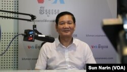 រូបឯកសារ៖ លោក ថាច់ សេដ្ឋា អនុ​ប្រធាន​គណបក្ស​ភ្លើងទៀន ផ្តល់​បទសម្ភាសន៍​ដល់​វីអូអេ​នៅក្នុង​បន្ទប់ផ្សាយ​របស់​វីអូអេ​ក្នុង​រាជធានី​ភ្នំពេញ កាលពី​កន្លង​ទៅ។ (ស៊ុន ណារិន/វីអូអេ)