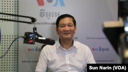 រូបឯកសារ៖ លោក ថាច់ សេដ្ឋា អនុ​ប្រធាន​គណបក្ស​ភ្លើងទៀន ផ្តល់​បទសម្ភាសន៍​ដល់​វីអូអេ​នៅក្នុង​បន្ទប់ផ្សាយ​របស់​វីអូអេ​ក្នុង​រាជធានី​ភ្នំពេញ កាលពី​កន្លង​ទៅ។ (ស៊ុន ណារិន/វីអូអេ)