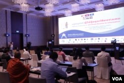 អ្នកចូលរួម ស្តាប់ការថ្លែងសន្ទរកថារបស់លោក មាស សុភ័ណ្ឌ អនុរដ្ឋលេខាធិការក្រសួងព័ត៌មាន ក្នុងសន្និសីទសារព័ត៌មាន ស្តីពីសិទ្ធិទទួលបានព័ត៌មានជាសកល នៅក្នុងសណ្ឋាគារ ហាយ៉ាត់រីជិនស៊ី ក្នុងរាជធានីភ្នំពេញ នៅថ្ងៃទី២៨ ខែកញ្ញា ឆ្នាំ២០២២។ (លាស់ លីបលីប /វីអូអេ)