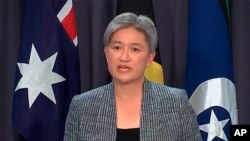 Menteri Luar Negeri Australia Penny Wong berbicara dalam konferensi pers, Selasa, 18 Oktober 2022, di Canberra, Australia. Wong mengumumkan Australia telah membatalkan pengakuan pemerintah sebelumnya atas Yerusalem Barat sebagai ibu kota Israel. (Pool Australia via AP)