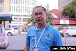 លោក យី សុខសាន្ត មន្ត្រីស៊ើបអង្កេតជាន់ខ្ពស់របស់សមាគមការពារសិទ្ធិមនុស្សអាដហុក ផ្តល់បទសម្ភាសន៍ជាមួយអ្នកសារព័ត៌មាននៅទល់មុខសាលាដំបូងរាជធានីភ្នំពេញ កាលពីថ្ងៃទី​៧​ ខែតុលា ឆ្នាំ២០២២។ (លាស់ លីបលីប/វីអូអេ)