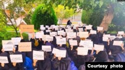 İranın Əl-Zəhra Universitetinin tələbələri oktyabrın 31-də oturaq etiraz aksiyasında iştirak edirlər.