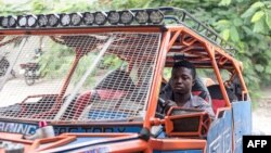 Au Togo, "Raouf" est très connu pour sa voiture Raptor, qu’il a construite à l’image des véhicules sportifs tout-terrain Can-Am.