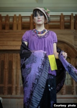 Sabrina Duvall, peserta peragaan batik