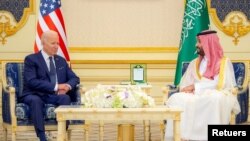 조 바이든(왼쪽) 미국 대통령과 모하마드 빈살만 사우디아라비아 왕세자가 지난 7월 제다에서 회동하고 있다. (자료사진)