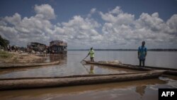 Des pêcheurs rentrent après une journée de travail dans le fleuve Congo à quelques kilomètres de la ville de Kisangani, province de la Tshopo, nord-est de la RDC, le 01 septembre 2022.