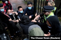 中国驻曼彻斯特领事馆工作人员正在把反中共“二十大” 的示威者扯入领事馆内进行殴打。（2022年10月16日）