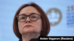 الویرا نابیولینا، رئیس بانک مرکزی روسیه، هنگام سخنرانی در مجمع اقتصاد جهانی در سنت پیترزبورگ، روسیه