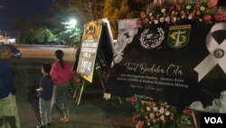 Deretan karangan bunga duka cita dari berbagai suporter di tanah air untuk Aremania (foto Petrus Riski-VOA)