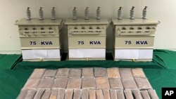 Sabu-sabu yang disita di Bandara Internasional Hong Kong dan transformator listrik yang digunakan untuk menyembunyikan narkoba di Hong Kong pada 18 Oktober 2022. (Layanan Informasi Pemerintah Hong Kong via AP)