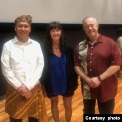 Oke Kurniawan, Presiden KMI/IDN Dallas-Fort Worth berpose bersama Doc Dority, pendiri Pencak Silat Dallas, bersama istrinya.