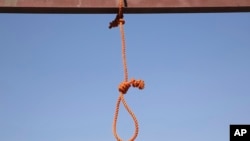 Salah satu dari enam jerat disiapkan untuk pria yang dijatuhi hukuman mati di sebuah penjara di Kabul, Afghanistan. Penguasa Taliban Afghanistan pada Rabu (7/12) melakukan eksekusi publik pertama terhadap seorang laki-laki yang dituduh melakukan pembunuhan. (Foto: AP)