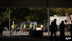 Des travailleurs construisent des abris pour aider à gérer un afflux de demandeurs d'asile, sur Randall's Island à New York le 10 octobre 2022.