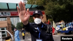 北京一居民区因疫情被封后保安禁止记者走近。（2022年10月20日）