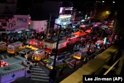 Des ambulances et des secouristes arrivent près de la scène à Séoul, en Corée du Sud, dimanche 30 octobre 2022.