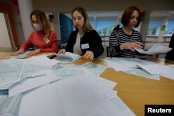 27일 우크라이나 동부 친러시아 분리주의 세력 장악지역인 도네츠크인민공화국(DPR) 선거관리위원회 직원들이 러시아 병합 찬반 주민투표의 개표를 진행하고 있다.