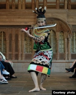 Kannya Nadila Siregar, putri Konsul Jenderal RI di Houston Andre Omer Siregar, membawakan tari Kinyah Mandau dari suku Dayak.