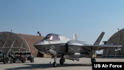 美国空军发布的照片显示美国海军陆战队F-35战斗机抵达韩国群山空军基地，参加美韩“警惕风暴”联合演习。(2022年10月31日)