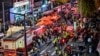 Penonton, polisi dan paramedis berkumpul di mana puluhan orang menderita serangan jantung, di distrik kehidupan malam populer Itaewon di Seoul, 30 Oktober 2022.