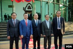 លោក​ ឌិត ទីណា​ ​រដ្ឋ​មន្ត្រី​ថ្មី​នៃ​ក្រសួងកសិ​កម្ម (​រាប់​ពី​ឆ្វេង​ទី​២​) ឈរ​ថតរូប​ជា​មួយ​រដ្ឋ​មន្ត្រី​ផ្សេង​ទៀត​ដែល​បាន​ចូល​រួម​ពិធី​ផ្ទេរ​តំណែងដល់រូប​លោកនៅ​ទីស្តី​ការ​ក្រសួង​កសិ​កម្ម​រុក្ខា​ប្រមាញ់ និង​នេសាទ​នៅ​ថ្ងៃ​ទី​១៧ ខែ​តុលា ឆ្នាំ ២០២២​។ (លាស់ លីបលីប/វីអូអេ)