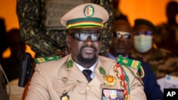Le chef de la junte guinéenne, Mamady Doumbouya, lors d'un défilé militaire à Bamako, au Mali, le 22 septembre 2022 (AP)