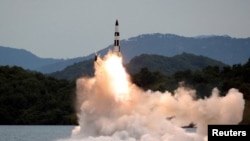 북한 모처 저수지에서 미사일이 발사되고 있다. 조선중앙통신이 10일 공개한 사진.