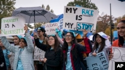 10월 31일 '소수계 우대 정책'에 대한 심리가 개시된 미 연방 대법원 청사 앞에서 학생과 활동가들이 시위를 벌이고 있다. 