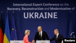 អធិការបតី​អាល្លឺម៉ង់​លោក Olaf Scholz នាយក​រដ្ឋមន្ត្រី​អ៊ុយក្រែន​លោក Denys Shmyhal និង​ប្រធាន​គណៈកម្មការ​អឺរ៉ុប​នៃ​សហភាព​អឺរ៉ុប​អ្នកស្រី Ursula von der Leyenនៅក្នុង​អំឡុងពេល​សន្និសីទ​ស្តីអំពី​ការកសាង​ឡើងវិញ​ក្រោយ​សង្គ្រាម​នៅ​អ៊ុយក្រែន នៅ​ទីក្រុង​ប៊ែរឡាំង ថ្ងៃទី២៥ ខែតុលា ឆ្នាំ២០២២។