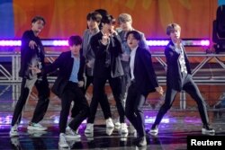 BTS saat tampil di acara ABC 'Good Morning America' di New York Mei 2019 lalu (dok: REUTERS/Brendan McDermid)