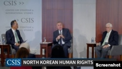 6일 민간연구단체인 전략국제문제연구소(CSIS)와 스탠퍼드대학이 워싱턴에서 공동 주최한 북한 인권 토론회에 미국 하원 '톰 랜토스 인권위원회' 공동의장인 공화당 소속 크리스 스미스 의원(가운데)과 프랭크 울프 현 국제종교자유위원(오른쪽)이 참석했다.