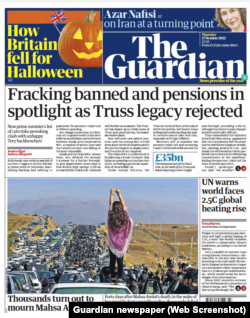 عکس راهپیمایی به سوی مزار مهسا در سقز با ماشین و پای پیاده در صفحه‌ اول روزنامه گاردین، چاپ لندن