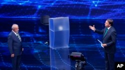 Mantan Presiden Brazil Luiz Inacio Lula da Silva (kiri), berhadapan dengan Presiden Jair Bolsonaro dalam debat presiden di Bandeirantes Television di Sao Paulo, 16 Oktober 2022. 