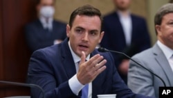 资料照片：共和党联邦众议员麦克·加拉格尔在国会参加一次共和党人的圆桌讨论会。(2021年8月30日)