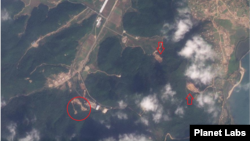 동창리 서해 위성발사장을 촬영한 위성사진. 연료 시설이 위치한 곳(원 안)에 굴착작업이 벌어지고 있는 가운데 터널 작업이 한창인 듯 두 개의 거대 입구가 만들어진 모습(화살표)도 보인다. 자료=Planet Labs