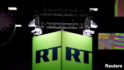Logo jaringan televisi Rusia "Russia Today (RT)" di St. Petersburg International Economic Forum (SPIEF) di Saint Petersburg, Rusia 15 Juni 2022. REUTERS/Maxim Shemetov
