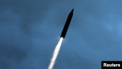 북한 당국이 지난달 10일 관영매체를 통해 공개한 미사일 발사 장면 (자료사진)