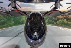 Adam Goldstein (kanan) dan Brett Adcock, co-founder dan co-CEO perusahaan taksi terbang Archer Aviation, saat berlatih untuk peluncuran pesawat listrik mereka dari sebuah fasilitas di Hawthorne, California, AS, 8 Juni 2021. (REUTERS/Mike Blake)