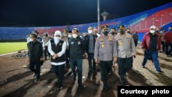 Kapolri Jendral Listyo Sigit Purnomo, didampingi Gubernur Jawa Timur Khofifah Indar Parawangsa, meninjau langsung Stadion Kanjuruhan di Malang, Jawa Timur pasca kerusuhan, Minggu (2/10). (Courtesy: Mabes Polri).